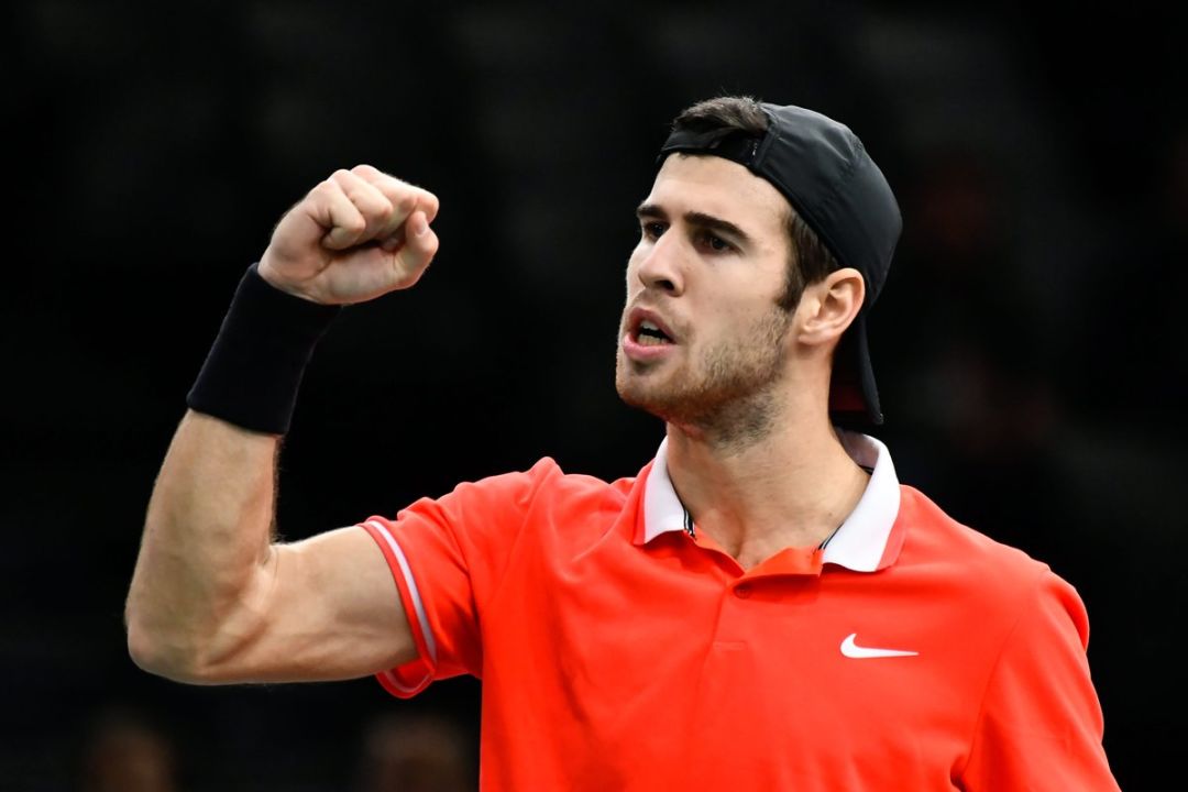 爱游戏竞猜-费德勒重返赛场，险胜首场状态出色，G2观众沸腾！引发球迷热议(费德勒2014回升)