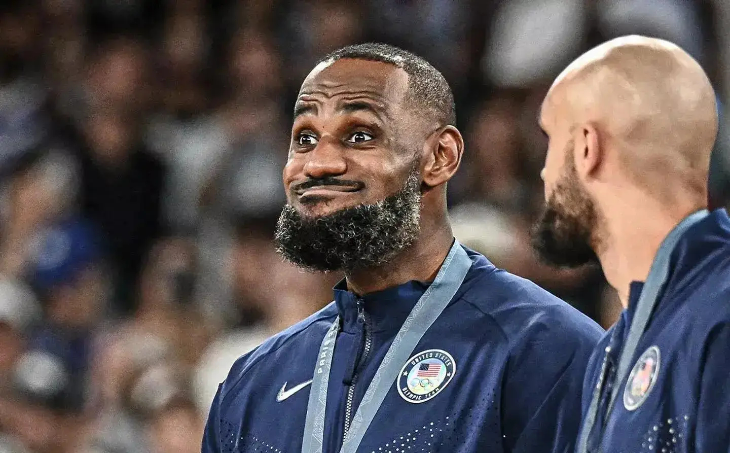 爱游戏竞猜-詹姆斯回归赛场，势不可挡首场状态亮眼，中国队观众沸腾！的简单介绍